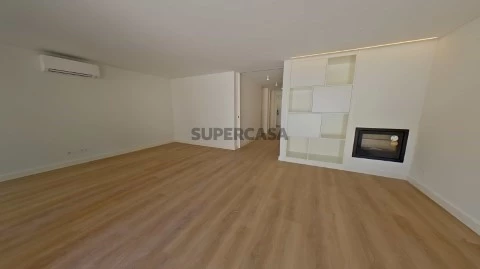 T2+1, inserido numa urbanização recente de edifícios de apenas dois pisos, (18)