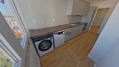 Situado na Arroja, T2 remodelado, com muita luz natural (21)