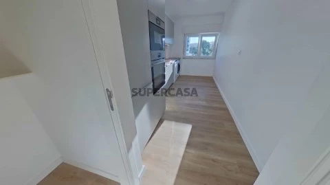 Situado na Arroja, T3 remodelado, com muita luz natural (1)