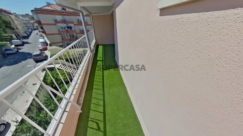 T2 remodelado com varanda, no Pendão, Queluz. (14)