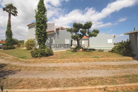 Moradia com 5 quartos e piscina, lado sul