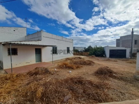 OPORTUNIDADE: 2 Parcelas Urbanas com dois imóveis e 1 terreno rústico - Potencial de Investimento