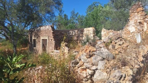 Ruina com 105 m2 para reconstruir a 7 km de Loulé