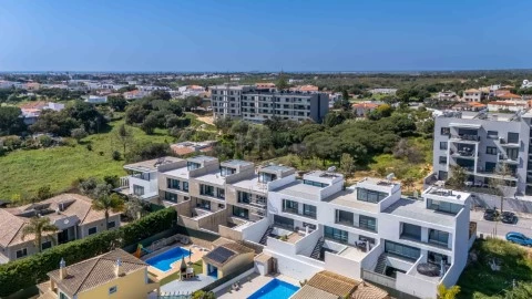 Moradias V3+1 com piscina | Gambelas - Design contemporâneo