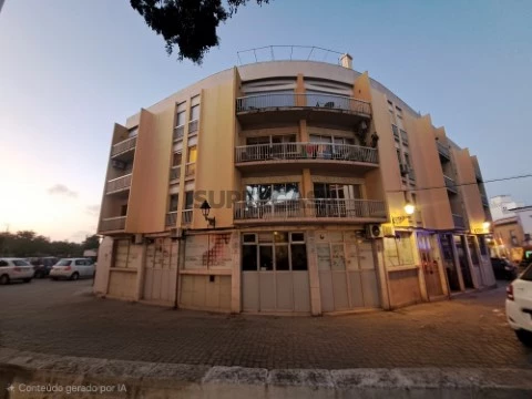 Loja com 2 Pisos no centro de Faro