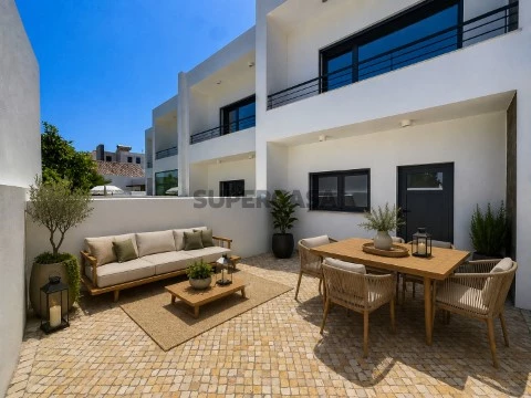Imagem gerada por IA, pátio, Moradia, A Casa das Casas