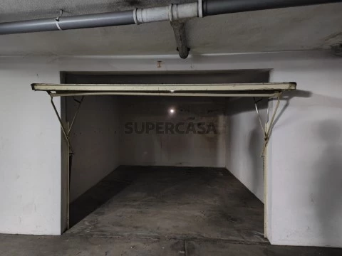 Garagem na Rua Henrique Lopes, Santa Maria Maior e Monserrate e Meadela, Viana do Castelo