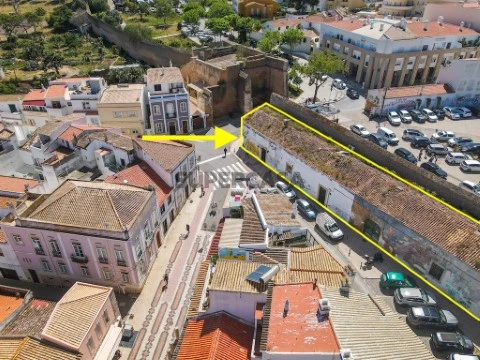 Prédio antigo para remodelar com 505 m² no centro de Lagos.