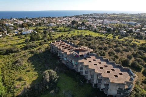 Hotel para reconstruir/renovar com vista mar localizado na Praia da Luz, Lagos, Portugal.