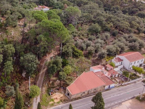Ruína em Monchique, bons acessos e vistas panorâmicas.