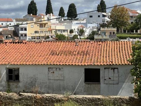 Moradia para renovação em zona de luxo no Algarve