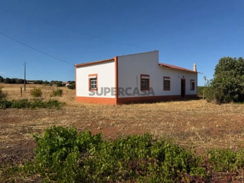 Algarve Retreat Country Estate with single-storey house, 6,200 m² of land with well and excellent access in Odiáxere, Algarve.