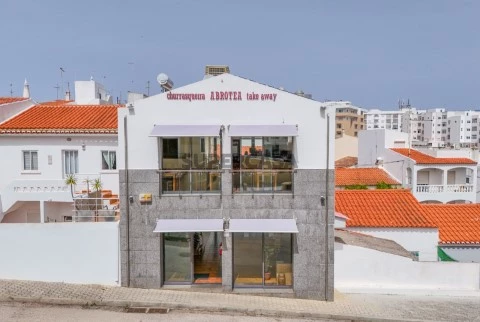 Edifício Comercial de 3 Pisos com Elevador - Lagos - Exclusivo