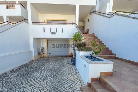 Moradia Duplex T3+1 com Garagem, Terraço e Piscina