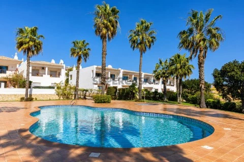 Apartamento Duplex T2+2 com Garagem, Terraço e Piscina