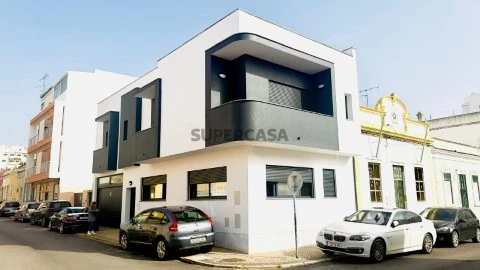Moradia nova (T3) no centro de Faro com garagem em box ,com área de 153,80 m2 .