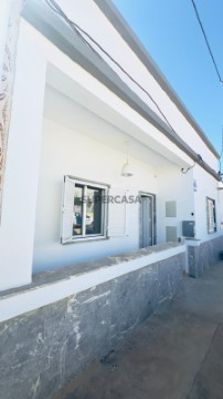 Moradia em Olhão ,renovada com 3 quartos, Pátio e Terraços .