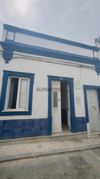 Moradia renovada localizada em zona historia de Olhão.