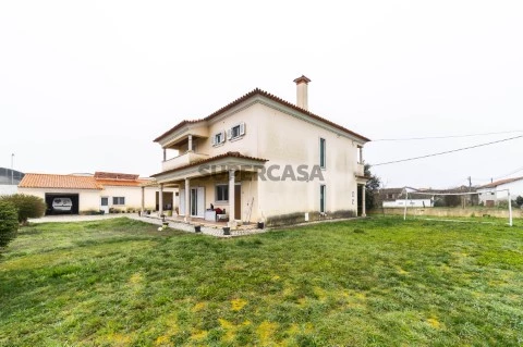 Moradia c/ 2 hectares de terreno - estufas de morangos / hortícolas - Lousã