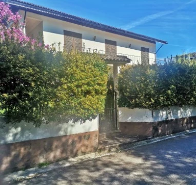 Moradia de r/c, 1º andar, adega, anexos, garagens e terreno
