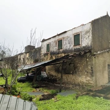 Moradias com terreno para recuperar - Ourém