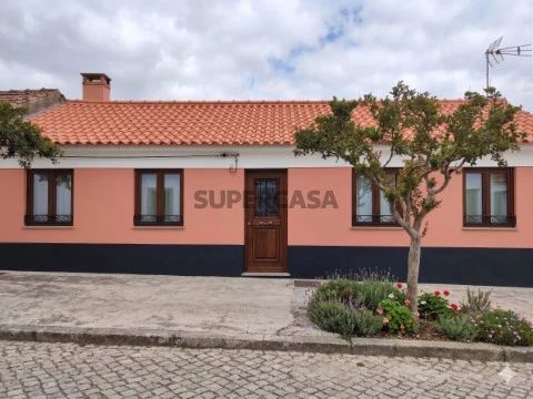 Moradia T3 a nível de Rés do chão, com lojas, anexos e terreno - Arganil _ IA