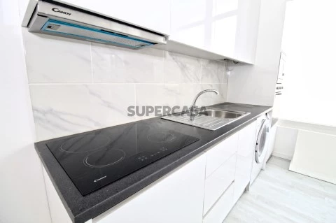 Espaço Comercial Transformado em Apartamento no Laranjeiro em Almada