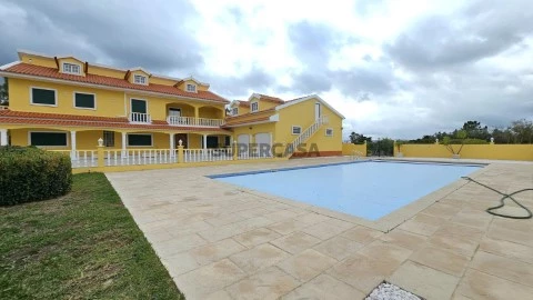 Quinta com Moradia Isolada T5 com terreno garagem piscina em Azambuja Aveiras