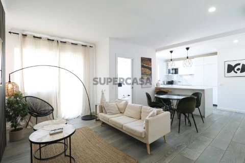 Apartamento T2 totalmente remodelado e equipado no Largo do Rato em Lisboa