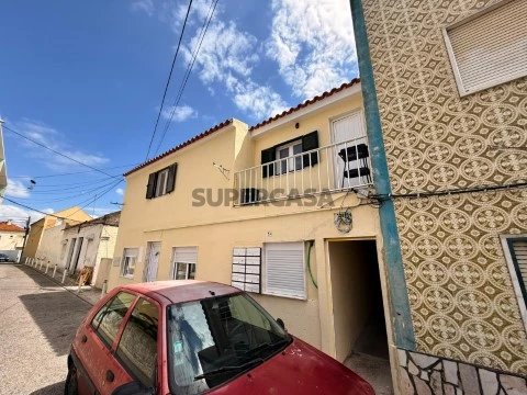 Prédio totalmente recuperado com 10 frações em Sacavém e Prior Velho, Loures.