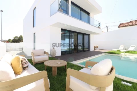 Moradia isolada com piscina situada em Murches Alcabideche Cascais
