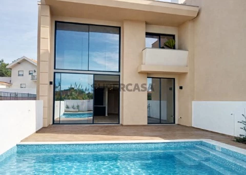 Villa jumelée de 4 chambres avec jardin et piscine