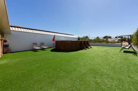 Moradia T3 remodelada, com piscina, amplo terreno - ERA Faro São Brás Imobiliária