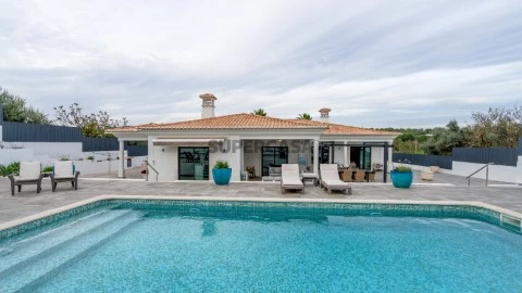 Moradia com 5 Quartos e Piscina Privada em Boliqueime