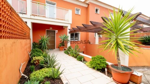 Moradia com Piscina Privada e Garagem em Paderne