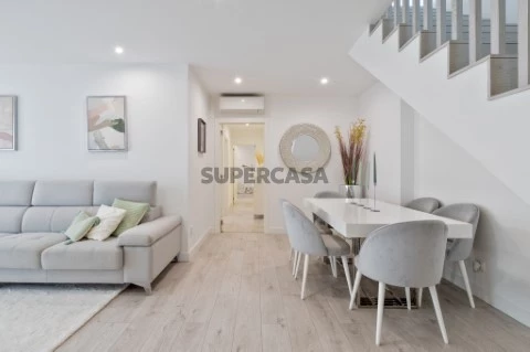 Exclusivo T3 Duplex com Piscina em Faro, Montenegro