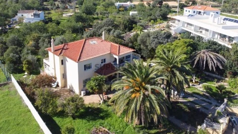 Moradia Isolada de 4 Quartos para venda no Centro de Bordeira, Santa Bárbara de Nexe