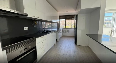 Apartamento T3 Odivelas | Remodelado | Junto ao Metro
