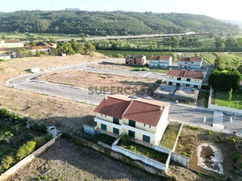 10 moradias T3 e T4 inacabadas em Valado de Frades (14)