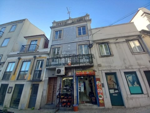 Prédio com loja e 2 apartamentos em Alcântara