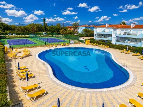 Luxuoso T2 no Oasis Parque com Piscinas e Jardim
