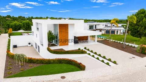 Villa mit 6 Schlafzimmern und beheiztem Pool in Quinta do Peru