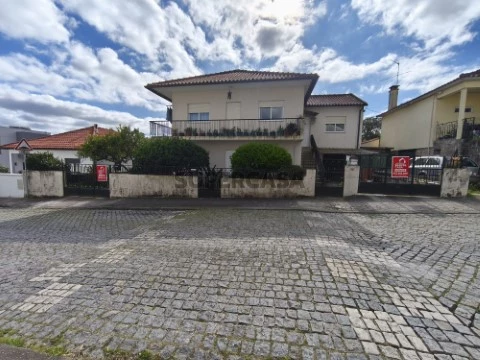 Oportunidade de Investimento Imperdível: Moradia com Três Apartamentos em Localização Privilegiada!