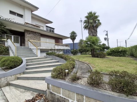 Moradia Isolada T5 Triplex em Lijó, Barcelos