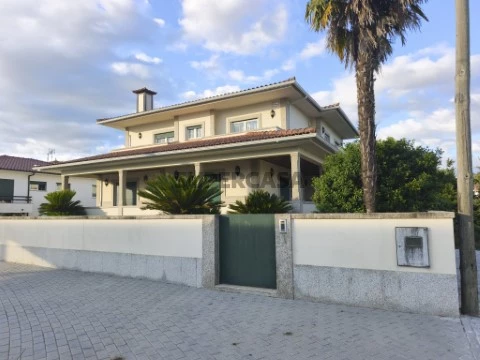 Moradia T4 Triplex na Rua Rio Nevoinho, Balugães, Barcelos