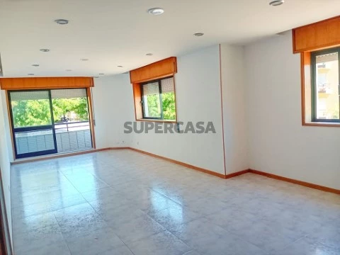 Apartamento T3 com garagem fechada em Arcozelo - Barcelos