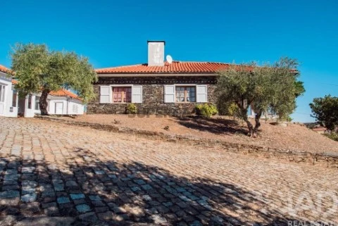 Moradia T4 em Meirinhos, Mogadouro