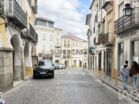 Loja em Évora (São Mamede, Sé, São Pedro e Santo Antão), Évora