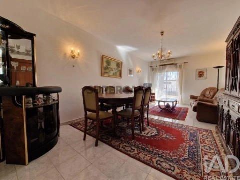 Apartamento T3 em Quelfes, Olhão