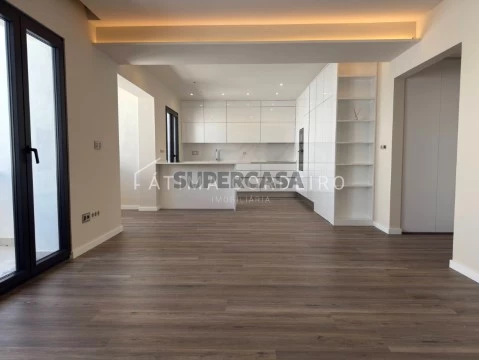 Apartamento T4 de Luxo com 3 Suítes no Coração de Almada.